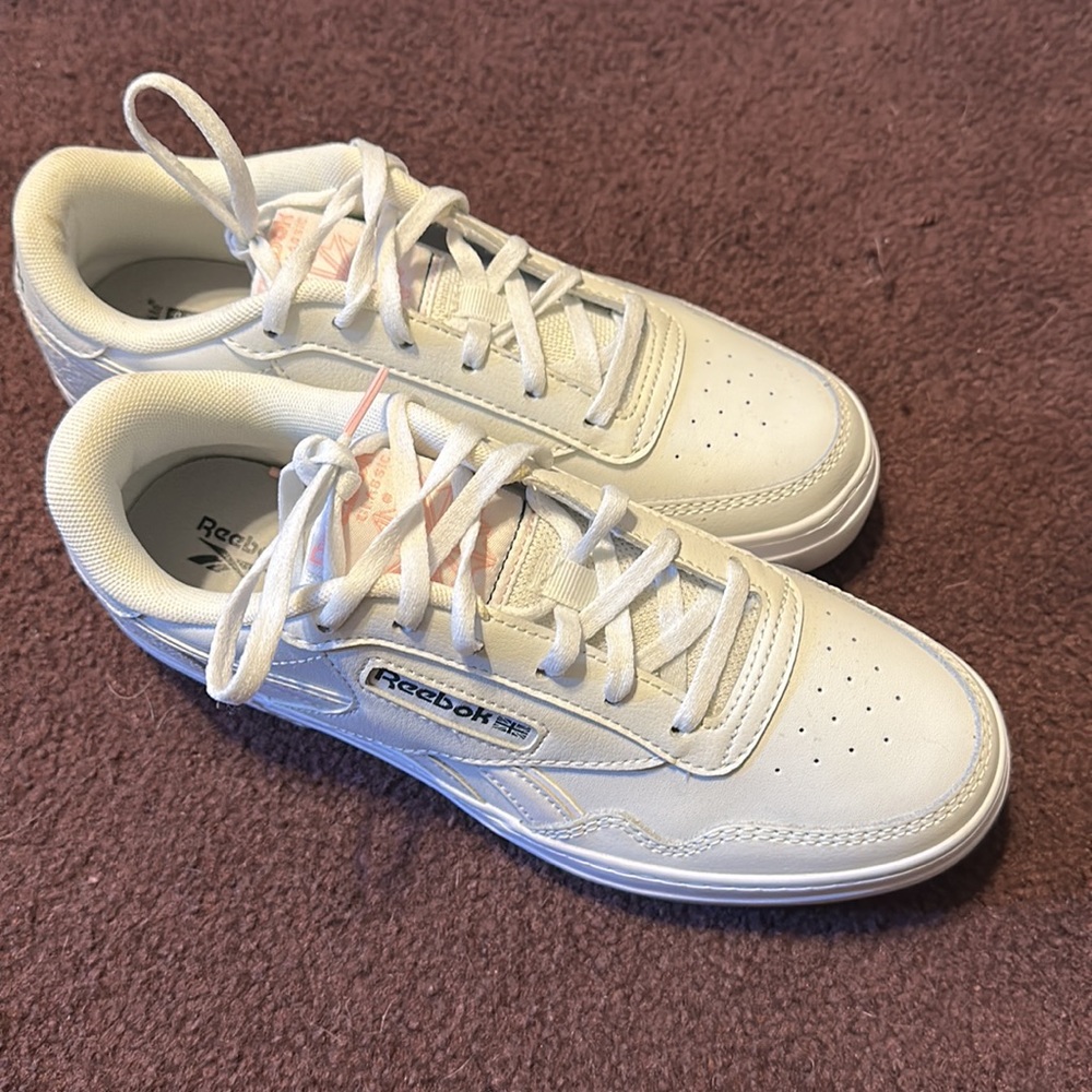 size 7.5 W never worn Reebok’s - Picture 4 of 4